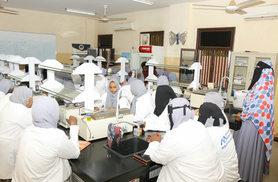 طالبات الدفعة السابعة بكلية علوم المختبرات الطبية من داخل معمل الكيمياء السريرية